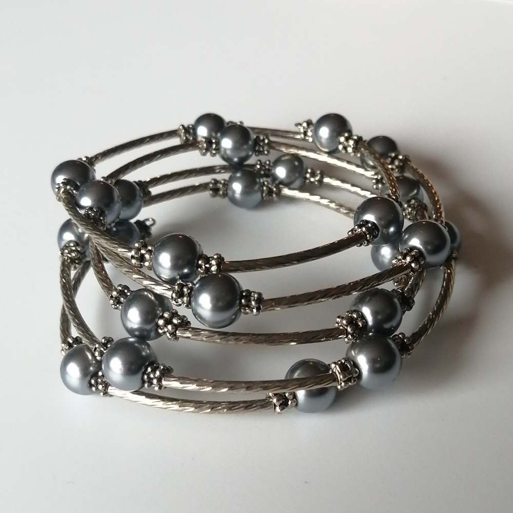 🔥3/$25🔥Silvertone Wrap Bracelet Faux Grey Pearls Flexible Memory Wire